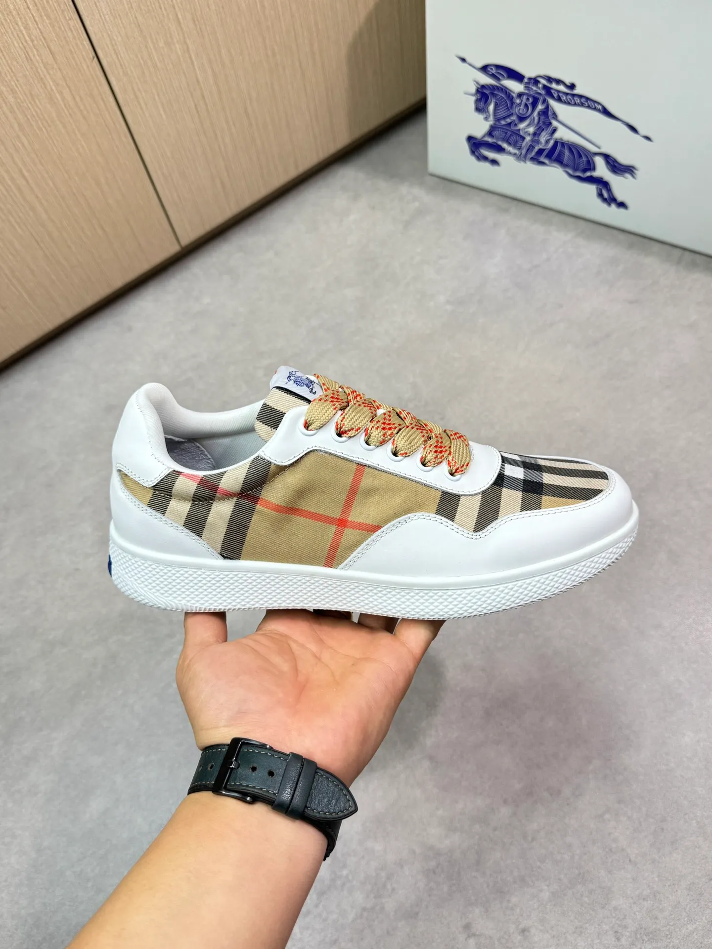 Men's shoes 💰P420💰[BURBERRY] Burberry - High-end quality original 🔍🔍🔍casual sports sneakers - Upper: imported 🔝 Napa calfskin, brand totem cloth, tongue brand cloth label - Lining: brand canvas, foot pad; water-dyed cowhide - Outsole: ultra-light TPR rubber; two-color molded outsole -Ultra-high quality control and fine workmanship: outstanding (high-end, extravagance, class) -Size: 38-44 (45 for men, can be customized)
